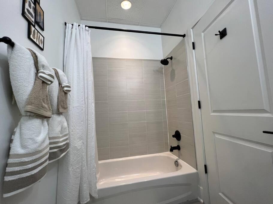 Cozy, High Rise, Large Studio Facing Downtown . Apartment Baltimore Exterior foto